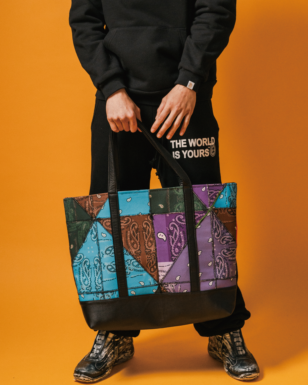 THE WORLD IS YOURS ペイズリー パッチワーク トートバッグ THE WORLD THE WORLD IS YOURS ペイズリー パッチワーク トートバッグ THE WORLD